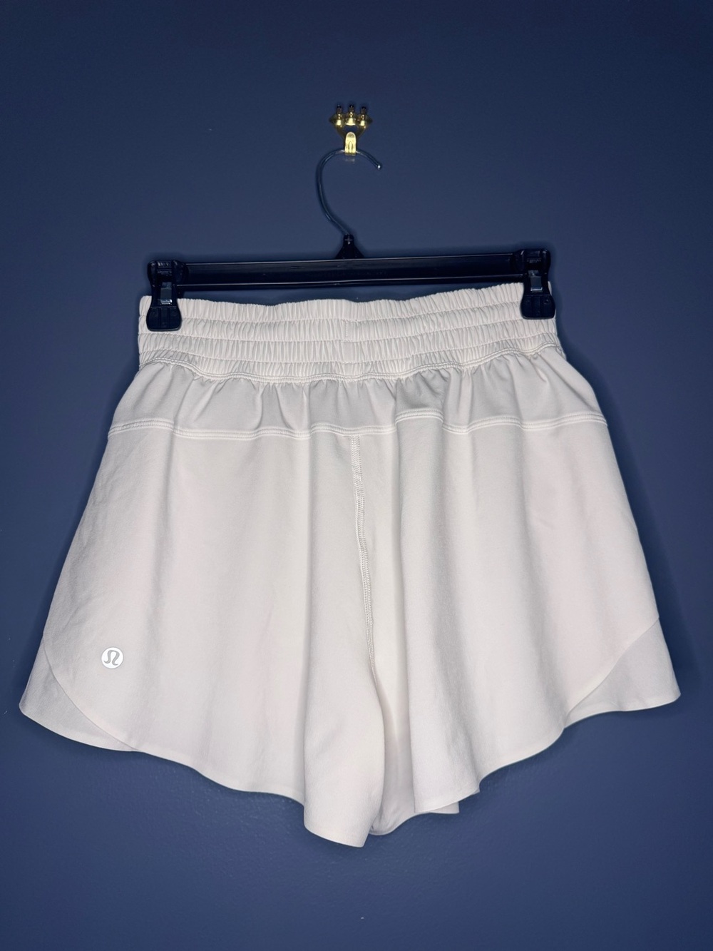 lululemon athletica White lined running gym Shorts Woman’s XSmall / 4 high waist